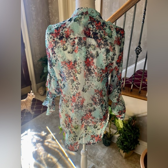 Cut from the cloth, ladies, sheer blouse, small oversize small. Floral V-neck. - Picture 4 of 12